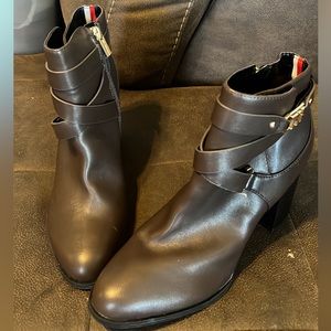 Tommy Hilfiger ankle high boots brand new! Size 8M